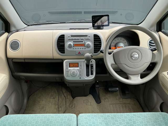 人気のベンチシート。女性に優しいUVカット付きで運転しやすく視界の広いの大きなフロントガラスです。