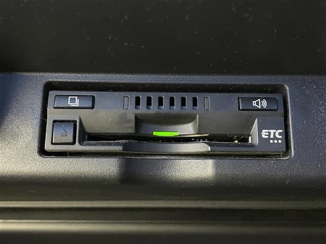 【ETC】有料道路を利用する際に料金所で停止することなく通過できる、ETC車載器（ノンストップ自動料金収受システム機器）が装備されています。セットアップを行うことで利用可能になります。