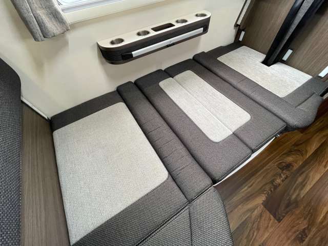 ダイネットも簡単にベッド展開が可能です！寸法は180cm×90cmとなっております！