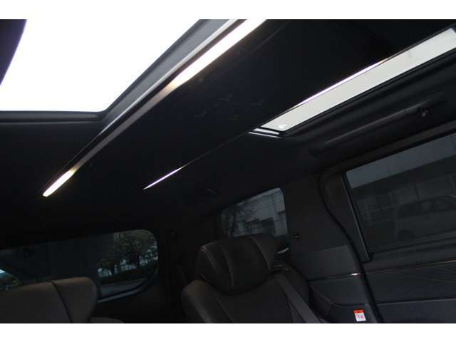 オプションムーンルーフです。