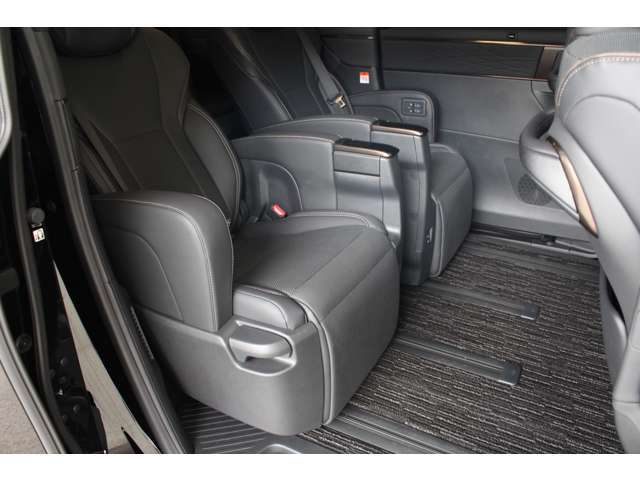 後席キャプテンシートです。