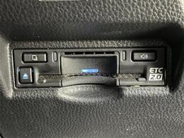 【ETC】有料道路を利用する際に料金所で停止することなく通過できる、ETC車載器（ノンストップ自動料金収受システム機器）が装備されています。セットアップを行うことで利用可能になります。