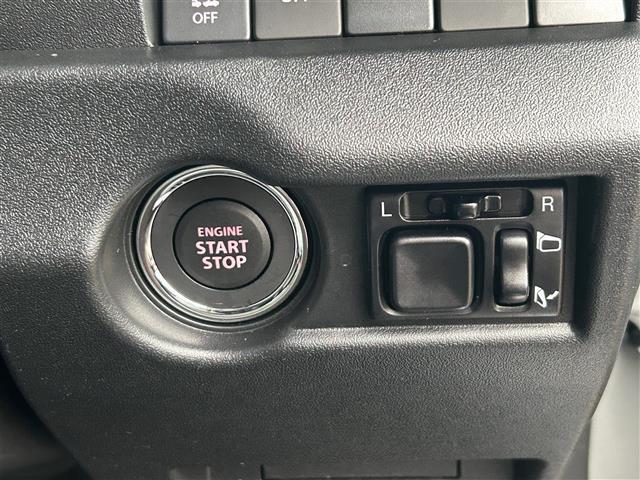 【電動格納ミラー】運転席のスイッチで、ドアミラーの開閉や角度の調整ができます。