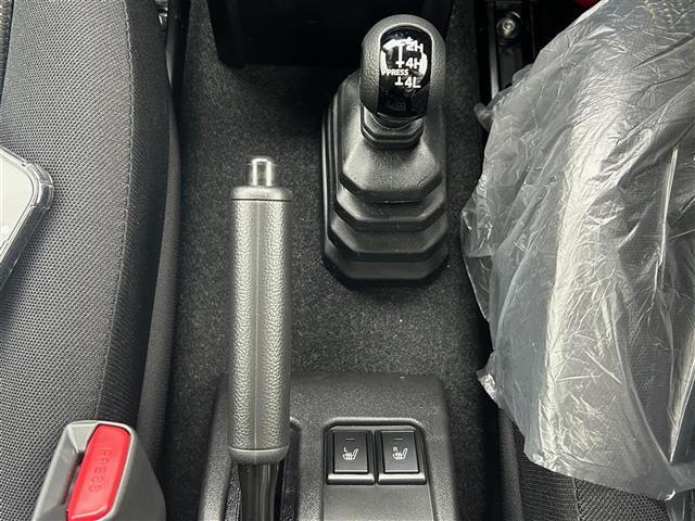 【トランスファーレバー（パートタイム4WD）】路面状況などに応じて2WDと4WDを任意に切り替えて走行できます！※各走行モードについては店舗スタッフにお尋ねください。