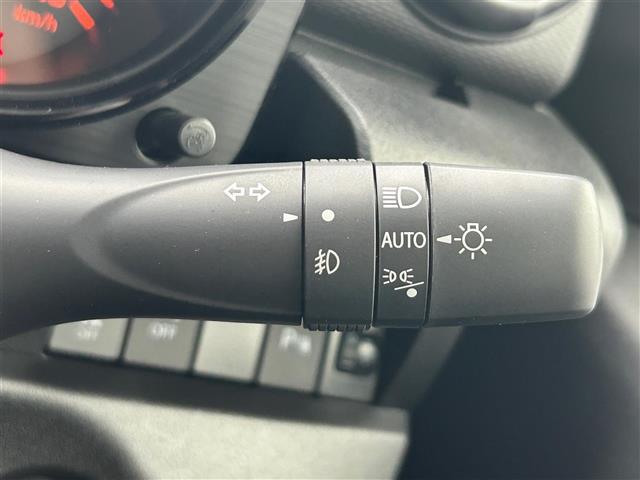 【オートライト（AUTO）】外の明るさをシステムが感知して、自動でヘッドライトが点灯します！ヘッドライトをつけ忘れを防ぐ便利機能です。