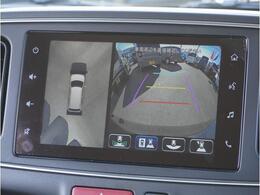 【全方位カメラ】クルマを真上から見たような俯瞰（ふかん）映像や助手席側のサイド映像など、視点を切り替えて表示。さまざまなアングルで視界をサポートします。