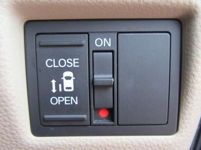 ハイトワゴン車だからこそ欲しいアイテム、電動ドアも片側に装備！運転席からも開閉操作が出来て便利なアイテムです！