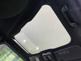 【ガラスルーフ】ガラスルーフ搭載で車内の解放感が一気にアップ！開放的なドライブをお楽しみいただけます。