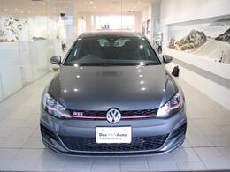 フォルクスワーゲンの塗装にはこだわりがあります。エナメル質の光沢をもつ塗装の秘訣は、時間をかけた塗装工程によるものです。ボディ全体に施される下地工程や塗装作業は実に6工程にも及びます。