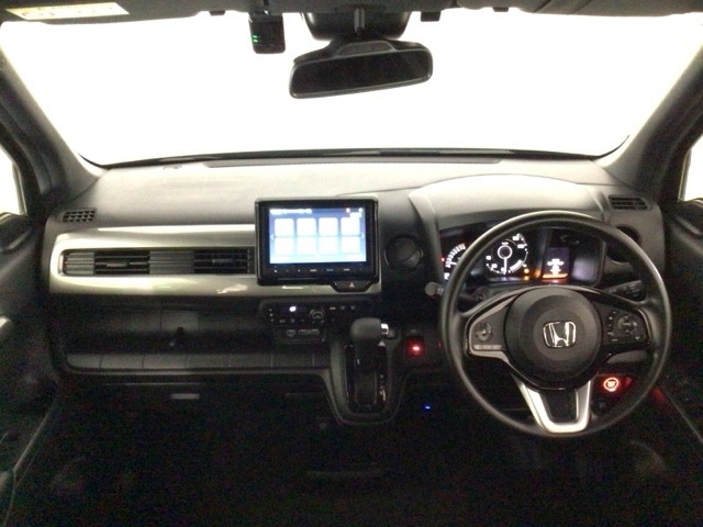 【前方視界】開放的な前方視界！運転がしやすく疲れにくいです♪窓が大きく、見通しがとっても良いおクルマですよ♪