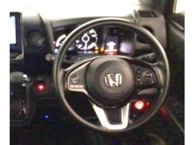 【ハンドル】運転にかかわる様々な操作を安全に行えるように視点移動が少なく操作性に配慮されたスイッチ類が凝縮されたコックピットです。