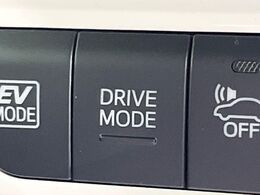 【ドライブモードスイッチ】コンフォートな乗り味からスポーティな乗り味までスイッチ一つで切り替え可能。シーンや気分に合わせたモードを選べば、いつものドライブがより一層楽しくなります♪