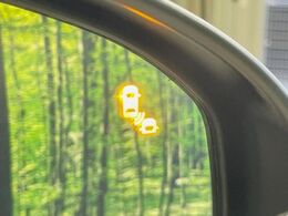 【ブラインドスポットインフォメーション】走行中、ドアミラーの死角になりやすい箇所に後続車が接近するとサイドミラー付近に警告を表示、ドライバーに注意喚起をしてくれます。
