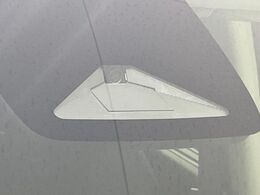 【ホンダセンシング】走行中に前方の車両等を認識し、衝突しそうな時は警報とブレーキで衝突回避と被害軽減をアシスト。より安全にドライブをお楽しみいただけます。