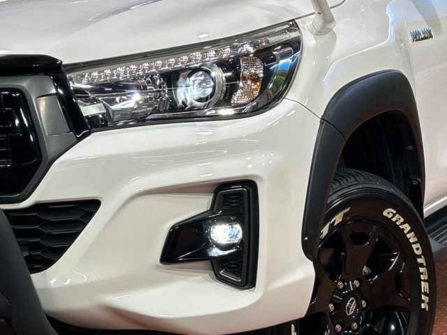 【LEDヘッドライト】悪天候や夜間走行時も良好な視界を確保し安心して運転できる高輝度LEDヘッドライトを装備！点灯速度が早く、消費電力も抑えられています。