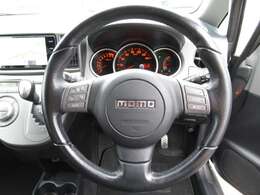 純正オプションのMOMOステアリングです！目立つスレもなくとても綺麗な状態のステアリングです。