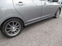 エスペリア製ダウンサスでローダウンし、アルミは社外15インチに変更しました。足元もお洒落に決まっています！有名メーカサスで乗り心地も悪くありません。