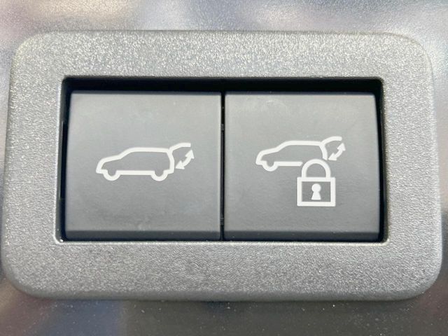 【ハンズフリーパワーバックドア】リアバンパー下部に足先を出し入れするだけでバックドアが自動で開閉♪両手が荷物でふさがっている時でもラクラク開閉操作が行えます！