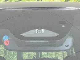 【トヨタセーフティセンス】走行中に前方の車両等を認識し、衝突しそうな時は警報とブレーキで衝突回避と被害軽減をアシスト。より安全にドライブをお楽しみいただけます。