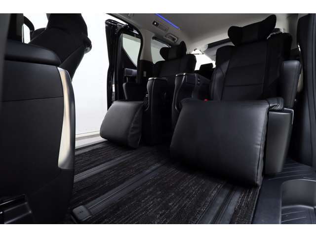 【エグゼクティブパワーシート】ロングスライド/パワーリクライニング/パワーオットマン/大型アームレストが装備でラグジュアリー感が増しますね♪大切な方を2列目に乗せても快適な移動空間を確保出来ます！！