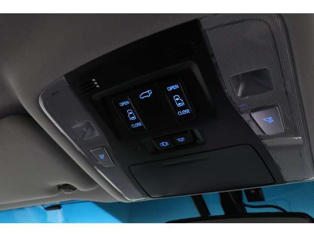 【両側電動パワースライドドア/パワーバックドア】ワンタッチで簡単に開閉できるスイッチを採用♪スマートキーを携帯しているだけでワンタッチでドアの開閉も可能です☆荷物を抱えている時など非常に便利です！！