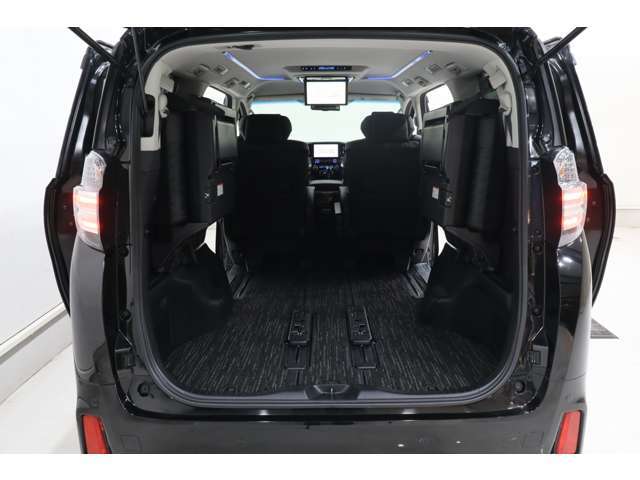 【ラゲッジスペース】普段のお買い物や通勤、送迎等に十分な荷室スペースを確保しております。セカンドシートを前方にスライドし、サードシートを格納すると長くて大きな荷物の積載も可能です♪
