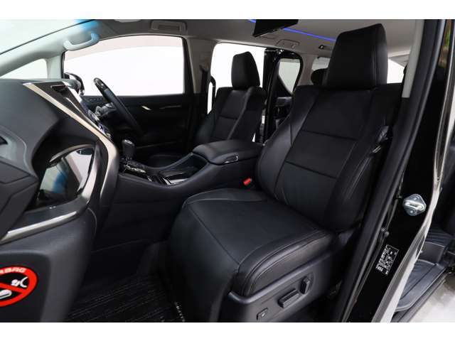 店内併設のキッズルームには絵本やブロック、塗り絵にままごとキッチン、YouTube等でアニメや映画等見られるTVも完備していますよ♪お子様連れでも、安心してお車をお選びいただけます。