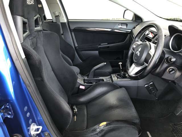 運転席を横から観た画像になります♪