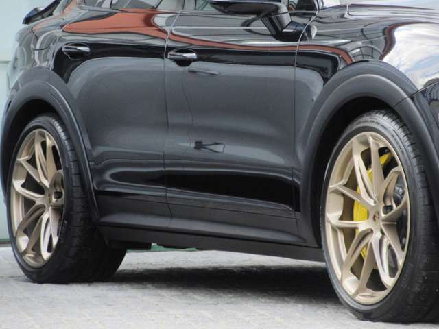 22インチGT　Desiginホイール（サテンネオジム塗装）　ホイールセンターフルカラーポルシェクレスト　ホイールアーチエキステンション（ブラック）