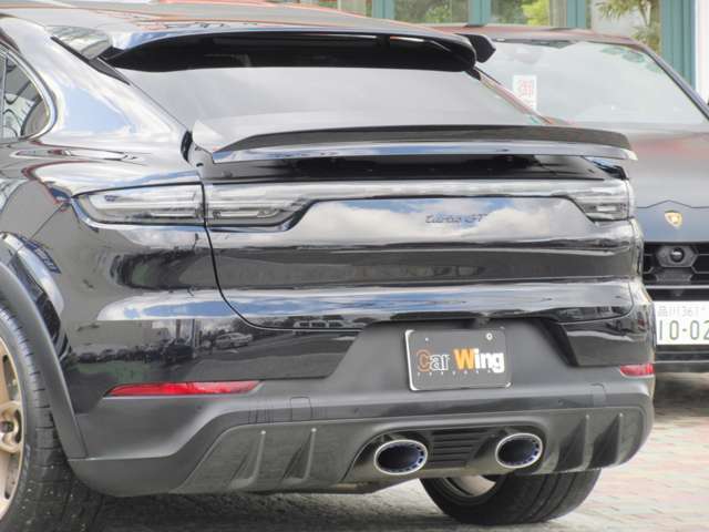 カーボンファイバー製のディフューザートリムを備えたブラック（マット）のリアロワーセクション