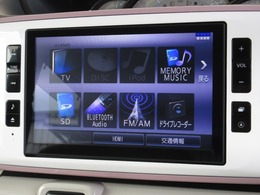 ナビゲーションは純正8インチメモリーナビを装着しております。AM、FM、CD、DVD再生、Bluetooth、音楽録音再生、フルセグTVがご使用いただけます。初めて訪れた場所でも安心ですね！