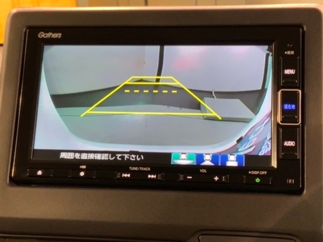 リバースギアに入れるだけで後方の表示へ切り替わります。夜間や雨の日の駐車も楽になりますよ。