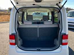 【当店のこだわり】入庫後のお車は選任スタッフによる細部清掃を実施しております。足回り、エンジンルーム、室内、室外を隅々まで綺麗にしております。展示車はピカピカです。全国配送も可能ですのでご相談下さい！