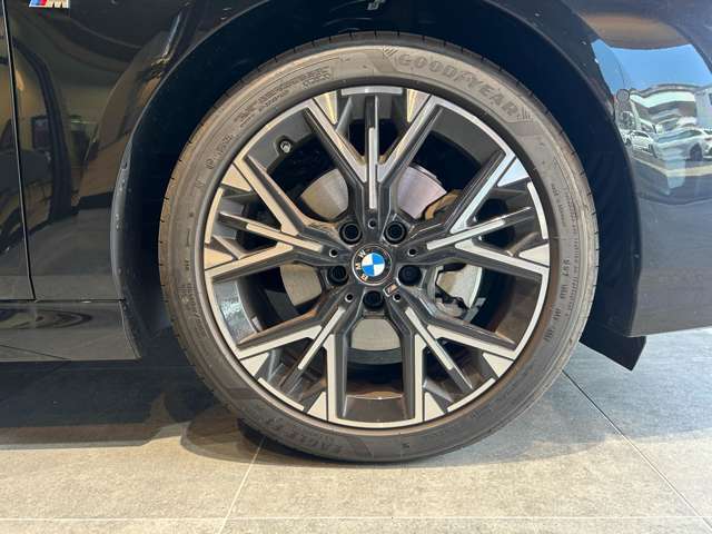 また、BMW正規認定中古車は、エマージェンシーサービスが自動付帯。24時間365日、皆様のカーライフをサポート致します。確かな安心のうえで、「駆けぬける歓び」をご堪能ください。