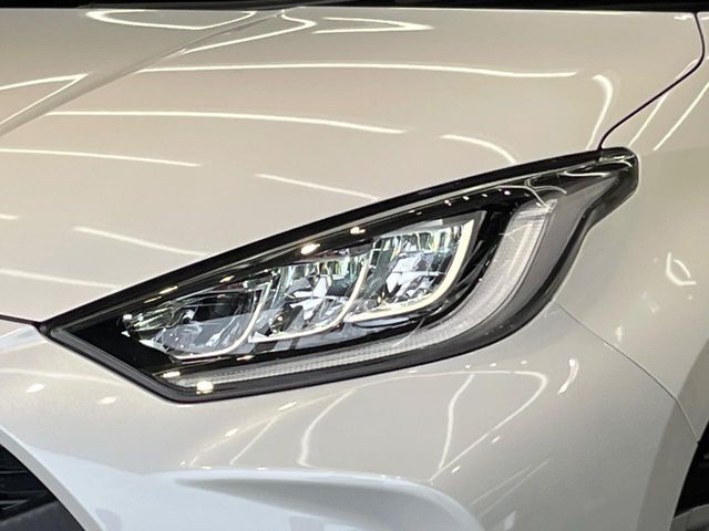 【LEDヘッドライト】悪天候や夜間走行時も良好な視界を確保し安心して運転できる高輝度LEDヘッドライトを装備！点灯速度が早く、消費電力も抑えられています。