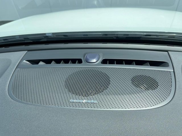 【harman　kardon】ハーマンカードンのHi-Fiスペシャリストと共に、モデル別に開発・設計された専用チューニングが臨場感溢れる音響空間を実現しています。