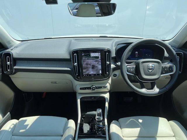 XC40B4アルティメット入荷しました！本革シートにオニキスブラックメタリックのボディカラーをまとった黒で統一されたシンプルでスタイリッシュな仕上がりに♪クリスタルシフトノブが高級感を演出しております