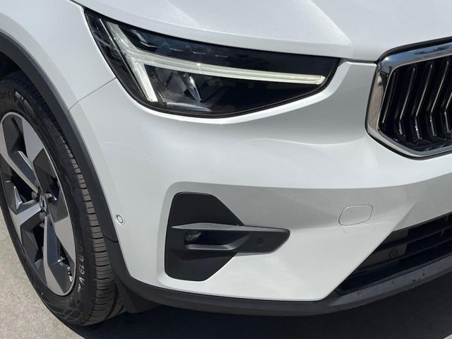 【LEDヘッドライト】明るく眩しいハイビームを先行車や対向車に照射しないオートハイビームを備えたLEDヘッドライト。北欧神話に登場するトールハンマーをモチーフにした、一目でボルボとわかるデザイン。
