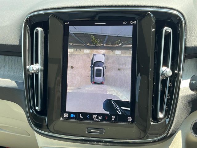 【360°ビューカメラ】4台の高解像度カメラで360度の鳥瞰図を表示。隣の車や壁、死角にある障害物などを画面で確認できるため、狭いスペースでの駐車・出入りも安心です。