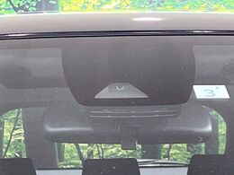 【トヨタセーフティセンス】走行中に前方の車両等を認識し、衝突しそうな時は警報とブレーキで衝突回避と被害軽減をアシスト。より安全にドライブをお楽しみいただけます。