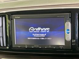 【純正ナビ】人気の純正ナビを装備しております。ナビの使いやすさはもちろん、オーディオ機能も充実！キャンプや旅行はもちろん、通勤や買い物など普段のドライブも楽しくなるはず♪