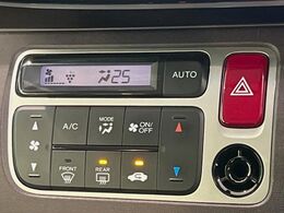 【オートエアコン】一度お好みの温度に設定すれば、車内の温度を検知し風量や温度を自動で調整。暑い…寒い…と何度もスイッチ操作をする必要はありません。快適な車内空間には必須の機能ですね♪