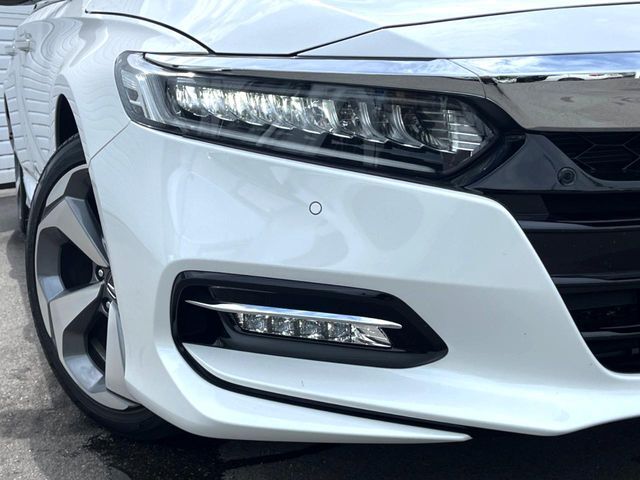 【LEDヘッドライト】悪天候や夜間走行時も良好な視界を確保し安心して運転できる高輝度LEDヘッドライトを装備！点灯速度が早く、消費電力も抑えられています。
