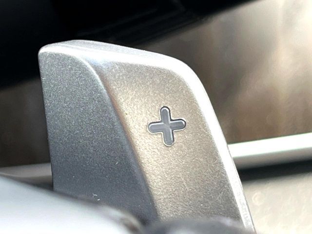 【パドルシフト】ハンドルから手を離さずに素早くシフトアップ＆ダウンができるので、エンジンブレーキを使う下り坂や高速道路の合流で加速したい場面で役立ちます。