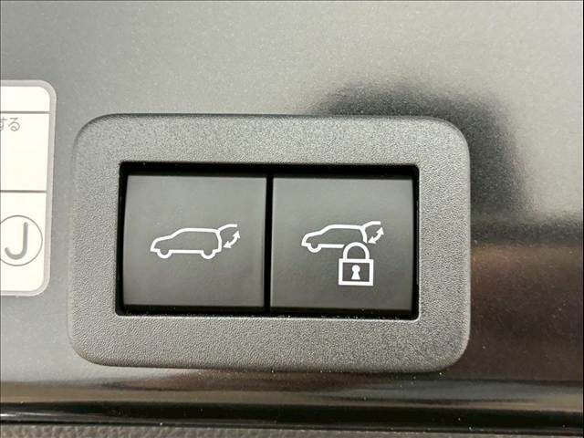 【電動リアゲート】ボタンひとつで大きなゲートも簡単に開閉可能です。