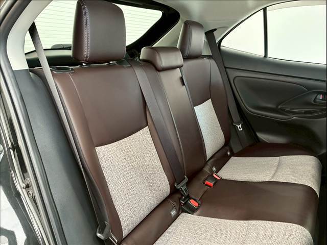 セカンドシートは大人二人が乗っても十分なスペースが確保されております。