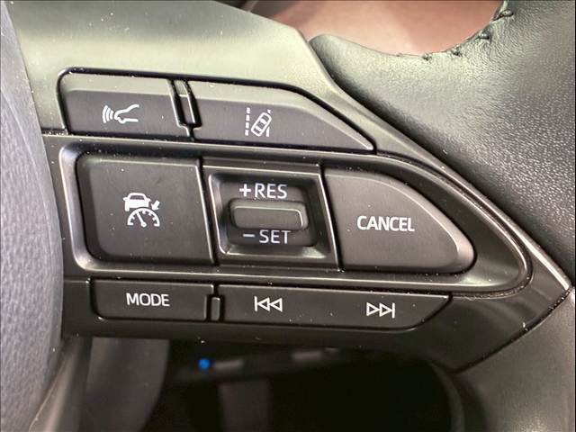 【レーダークルーズコントロール】装備車両です。レーダーやカメラを使って前を走るクルマの状況を検知して速度を調整してくれます。遠距離ドライブの高速道路などでは大活躍で疲労軽減に役立ちます。