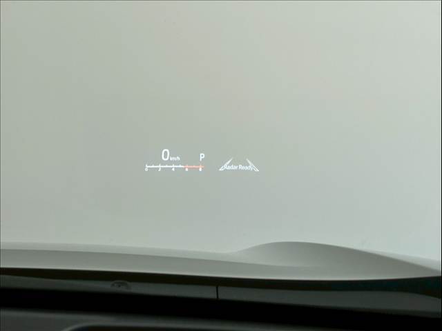 【ヘッドアップディスプレイ】を装備しております。スピードメーターやクルーズコントロールの作動状況が目線を落とさずに確認できます。