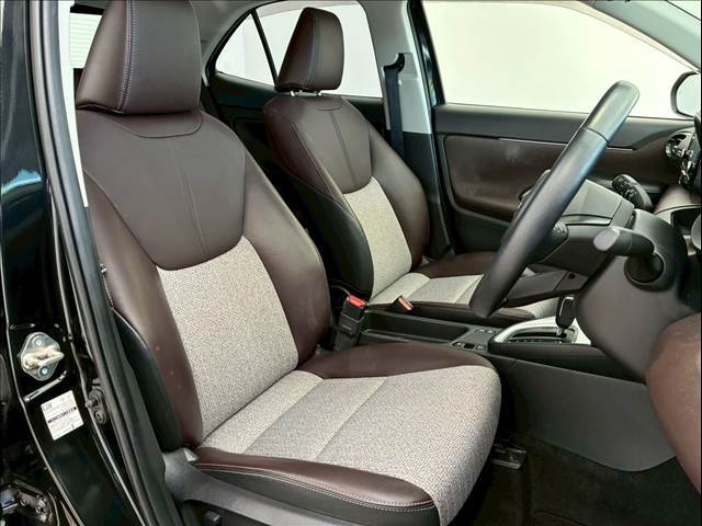 運転席はしっかりとしたスペースが確保されており、アイポイントも高いのでゆったりとしたドライブが楽しんでいただけます。隅々まで綺麗に保たれたインテリアは前オーナー様の管理がしっかりと行き届いた証拠です♪