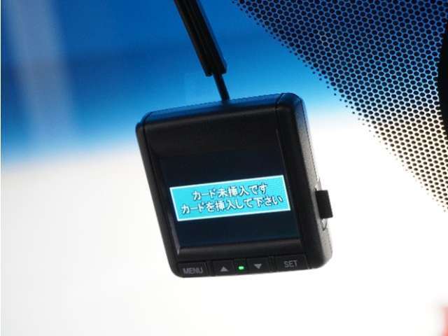 ◆ドライブレコーダー◆映像・音声などを記録する自動車用の装置です。　もしもの事故の際の記録はもちろん、旅行の際の思い出としてドライブの映像を楽しむことができます。